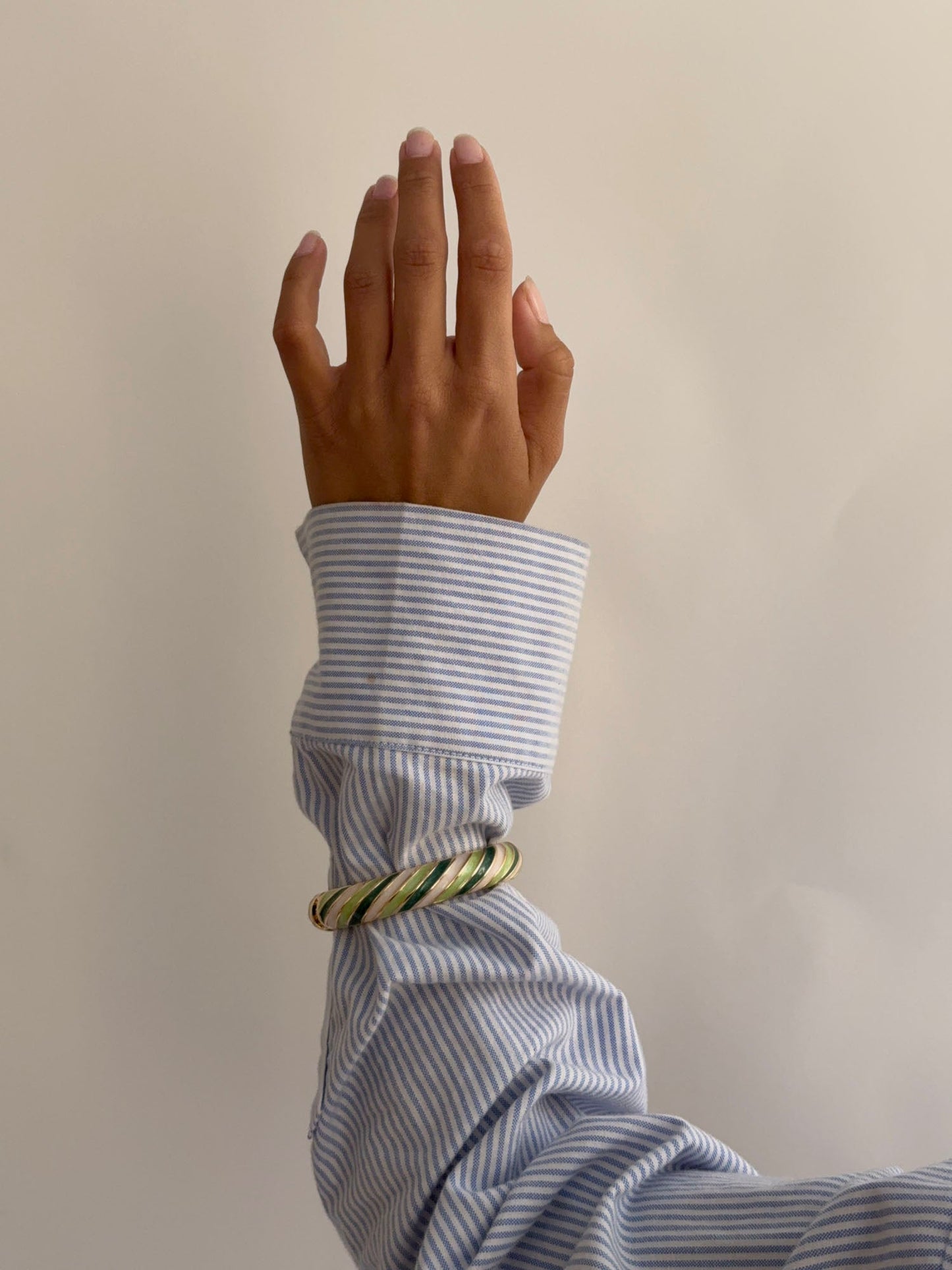 Eivora striped bangle – green/white/gold