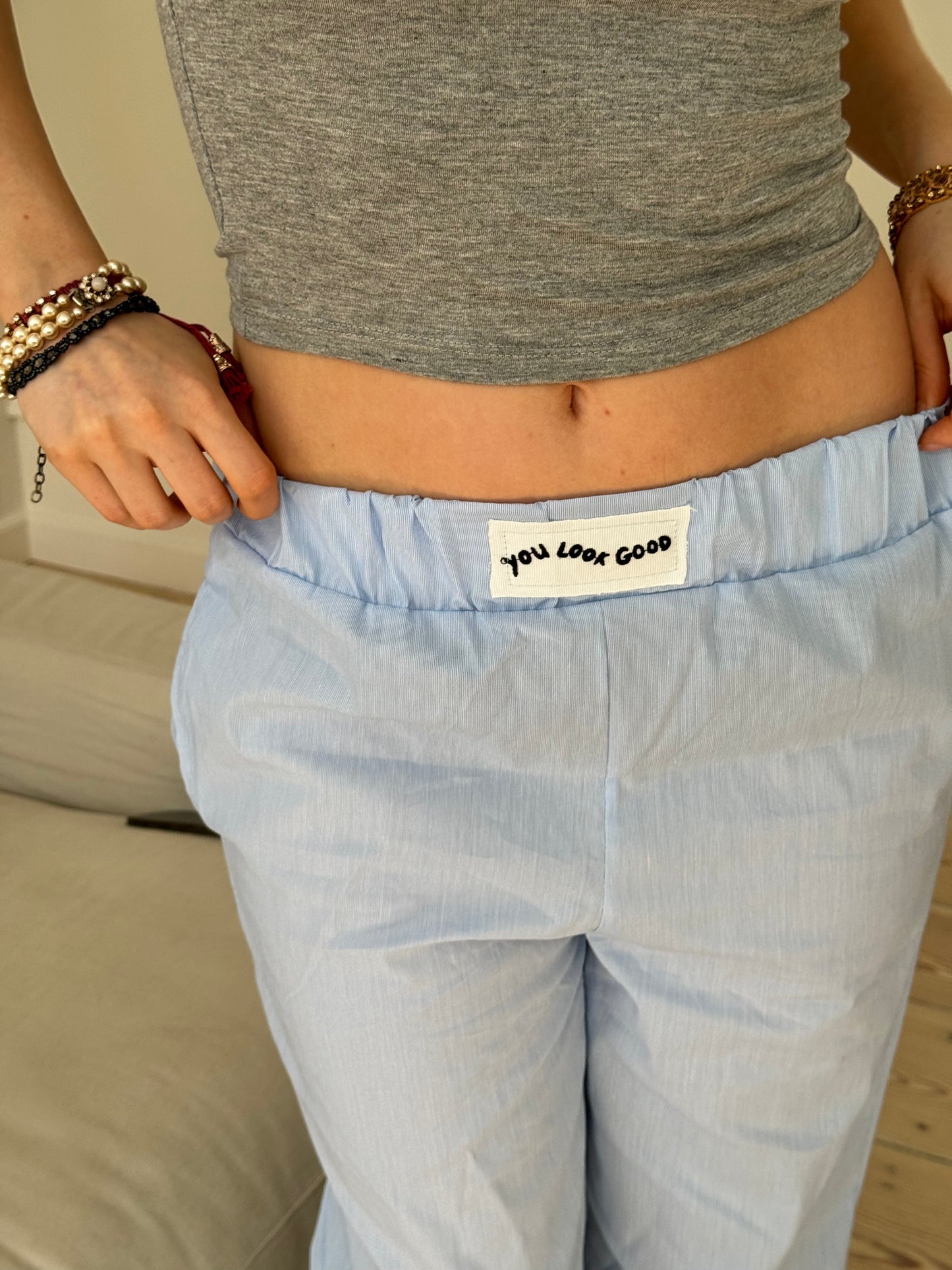 "you look good" label pants  - blue/white